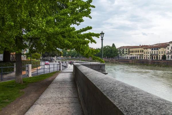 2019年4月24日 イタリアのヴェローナ アディジェ川とその堤防の美しいパノラマビュー — ストック写真