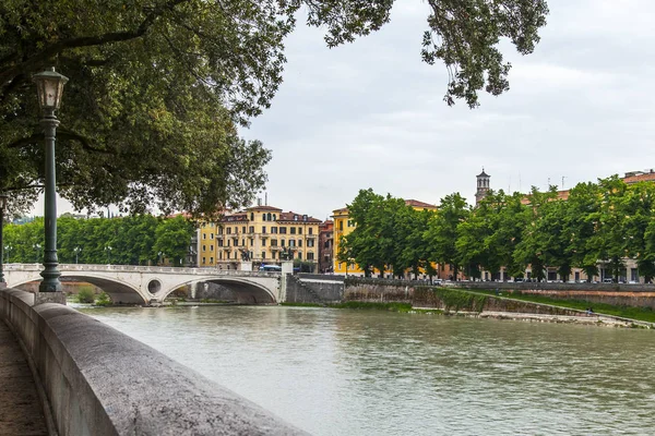 Verona Italien April 2019 Malerischer Panoramablick Auf Den Fluss Adige — Stockfoto