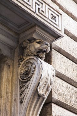 Trieste, İtalya, 7 Ağustos 2019. Tarihi yapı alanındaki binanın ön cephesinin bir parçası.