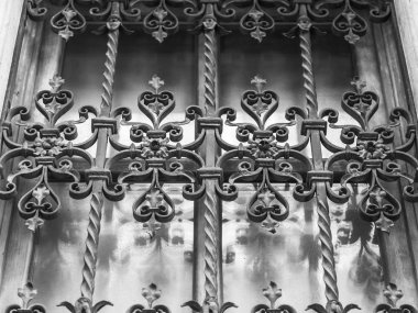 Trieste, İtalya, 5 Ağustos 2019. Şehrin tarihi kesimindeki Picoresque caddesinin mimari topluluğu. Güzel dekoratif çitler ön cephe dekorunun bir parçasıdır.