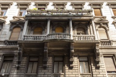 Trieste, İtalya, 7 Ağustos 2019. Tarihi yapı alanındaki binanın ön cephesinin bir parçası.
