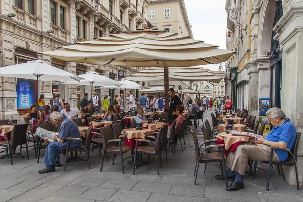 Trieste Italy August 2019 Attractive Cafe Tables Sidewalk Picturesque Street — Stock Photo, Image