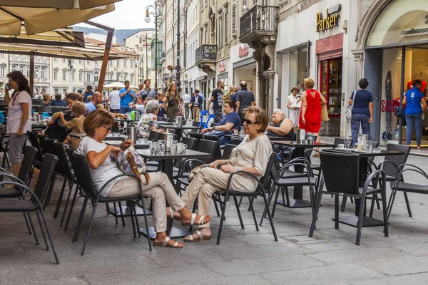 Triest Włochy Sierpnia 2019 Atrakcyjne Stoły Kawiarniane Chodniku Malowniczej Ulicy — Zdjęcie stockowe