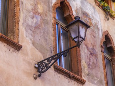 Verona, İtalya, 24 Nisan 2019 tarihinde. Eski şehirde binanın bir cephe tipik mimari detayları. Güzel lamba binayı dekore eder