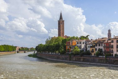 Verona, İtalya, 24 Nisan 2019 tarihinde. Adige Nehri'nin ve setlerinin panoramik manzarası.