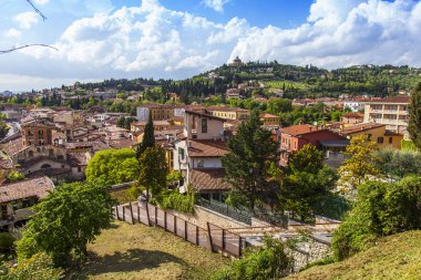 Verona, İtalya, 24 Nisan 2019. Sahildeki tepenin yamacının manzarası Adige nehri.