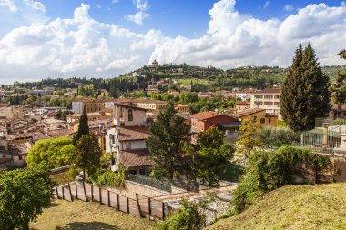 Verona, İtalya, 24 Nisan 2019. Sahildeki tepenin yamacının manzarası Adige nehri.