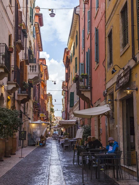 Verona Italy April 2019 People Narrow Picturesque Street Old City — Stock Photo, Image