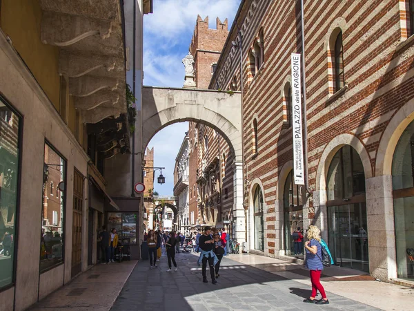 Verona Itália Abril 2019 Pessoas Vão Longo Rua Pitoresca Estreita — Fotografia de Stock