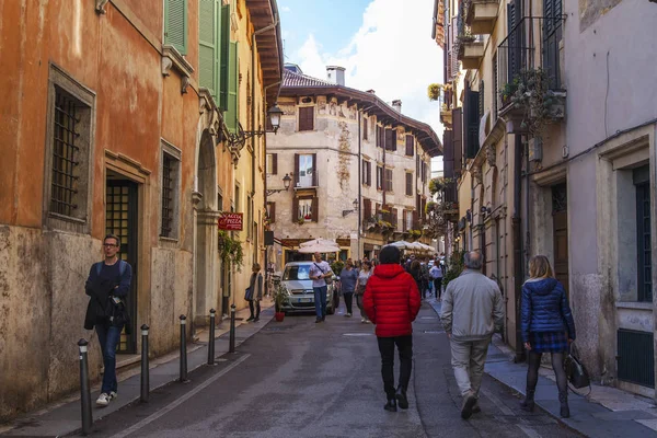 Verona Italia Aprile 2019 Gente Percorre Stradina Pittoresca Della Città — Foto Stock