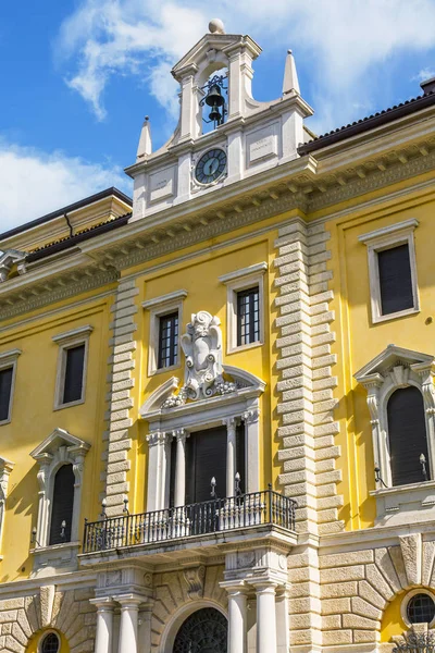 Verona Italien Den April 2019 Typiska Arkitektoniska Detaljer Byggnadens Fasad — Stockfoto