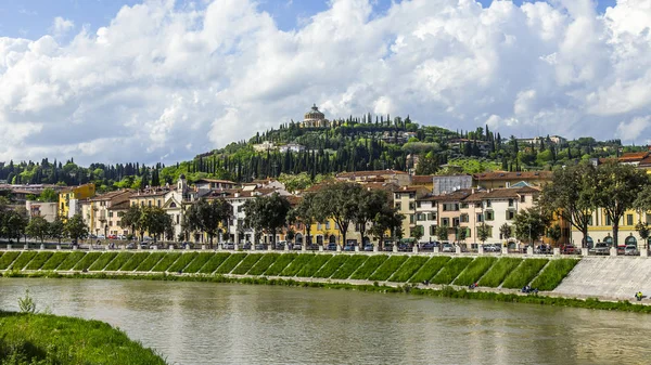 Verona Italy April 2019 Scenic Panoramic View River Adige Its — Stock Photo, Image