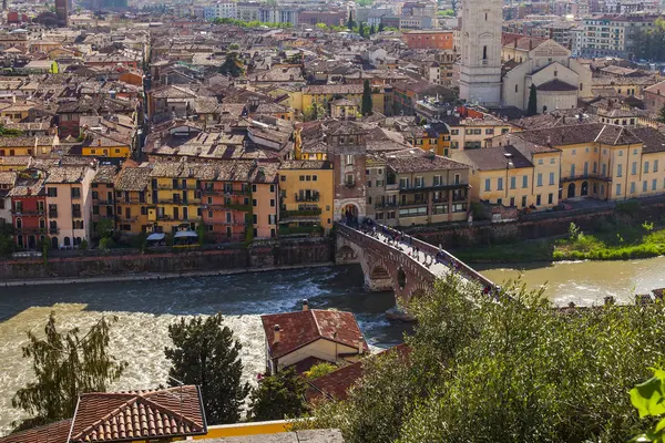 Verona Italia Abril 2019 Vista Panorámica Ladera Colina Costa Río — Foto de Stock