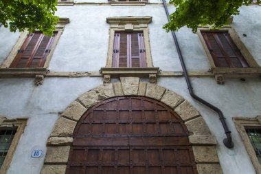 Verona, Italya, 24 Nisan 2019. Eski şehirde binanın bir cephe tipik mimari detayları. 