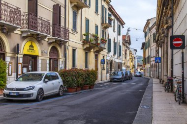 Verona, İtalya, 24 Nisan 2019 tarihinde. geleneksel bir mimari kompleksi ile güzel sokak