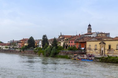 Verona, İtalya, 24 Nisan 2019 tarihinde. Adige Nehri'nin ve setlerinin panoramik manzarası.