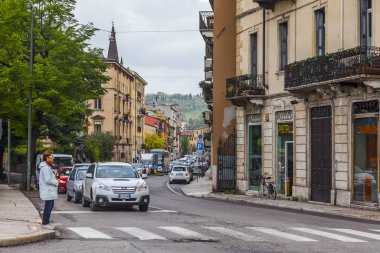Verona, İtalya, 24 Nisan 2019 tarihinde. geleneksel bir mimari kompleksi ile güzel sokak
