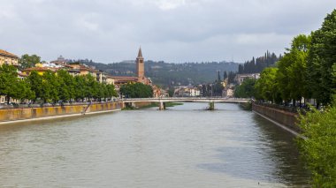 Verona, İtalya, 24 Nisan 2019 tarihinde. Adige Nehri'nin ve setlerinin panoramik manzarası.