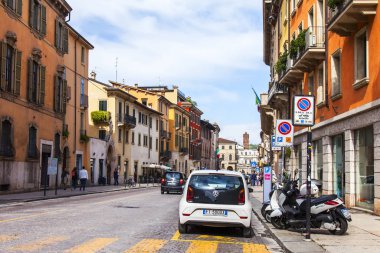 Verona, İtalya, 24 Nisan 2019 tarihinde. geleneksel bir mimari kompleksi ile güzel sokak