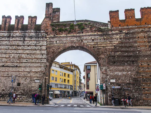 Верона Италия Апреля 2019 Года Древнегородские Ворота Каменная Стена — стоковое фото