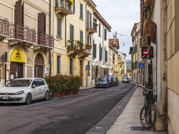 Verona Italia Abril 2019 Hermosa Calle Con Complejo Arquitectónico Tradicional —  Fotos de Stock