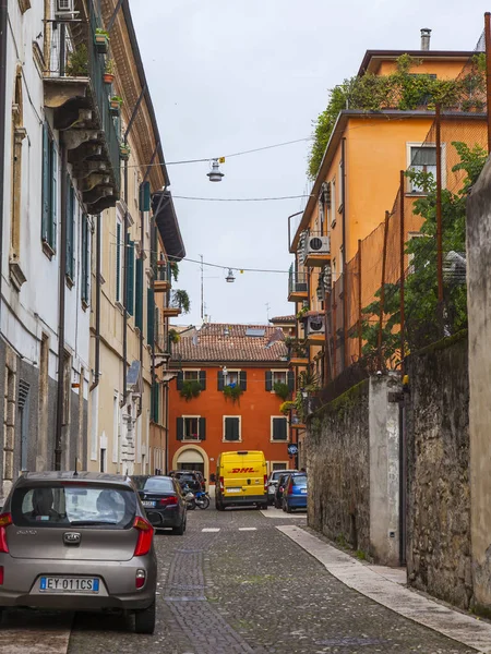 Verona Olaszország Április 2019 Gyönyörű Utcán Egy Hagyományos Építészeti Komplexummal — Stock Fotó