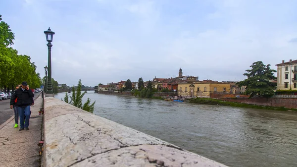 2019年4月24日 イタリアのヴェローナ アディジェ川とその堤防の美しいパノラマビュー — ストック写真