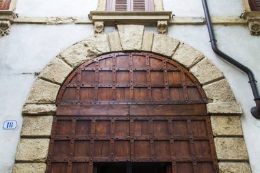 Verona, Italya, 24 Nisan 2019. Eski şehirde binanın bir cephe tipik mimari detayları. 