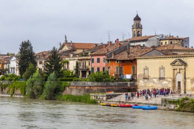Verona, İtalya, 24 Nisan 2019 tarihinde. Adige Nehri'nin ve setlerinin panoramik manzarası.