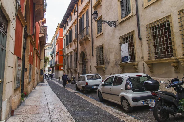 Verona Italia Abril 2019 Gente Por Estrecha Pintoresca Calle Ciudad — Foto de Stock