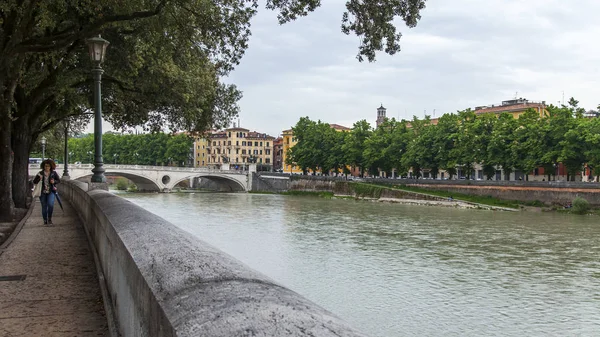 2019年4月24日イタリアのヴェローナ アディジェ川と橋の景色のパノラマビューは 川を介して — ストック写真