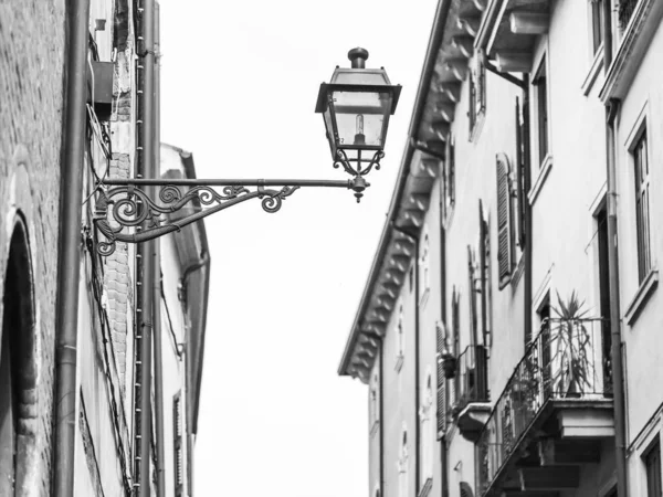 Verona Itália Abril 2019 Detalhes Arquitetônicos Típicos Uma Fachada Edifício — Fotografia de Stock