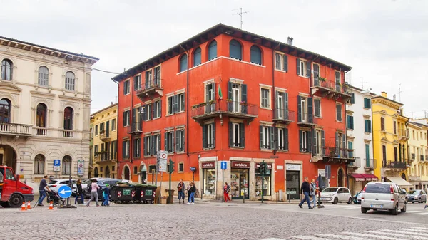 Verona Itálie Dubna 2019 Lidé Jdou Úzké Malebné Ulici Starém — Stock fotografie