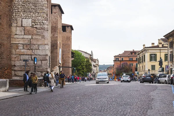 Verona Italia Abril 2019 Gente Por Estrecha Pintoresca Calle Ciudad — Foto de Stock