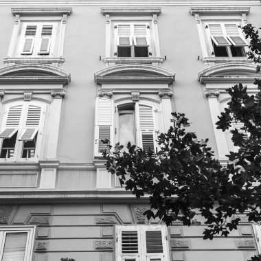 Trieste, İtalya, 7 Ağustos 2019. Tarihi yapı alanındaki binanın ön cephesinin bir parçası.