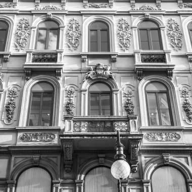 Trieste, İtalya, 7 Ağustos 2019. Tarihi yapı alanındaki binanın ön cephesinin bir parçası.