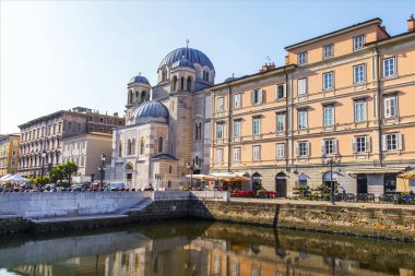 Trieste, İtalya, 5 Ağustos 2019 tarihinde. Canal Grande'nin doğal panoramik manzarası ve dolgunun mimari kompleksi