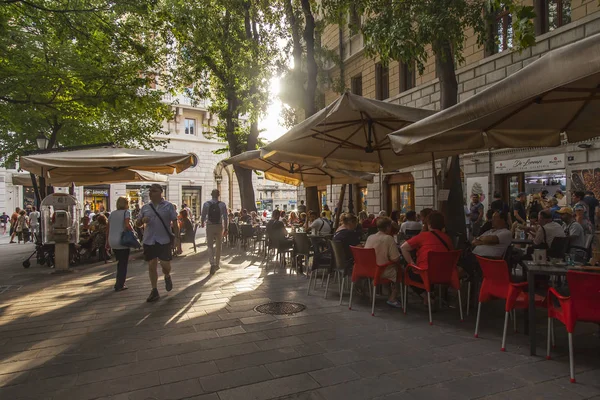 Trieste Itália Agosto 2019 Mesas Café Atraentes Calçada Uma Rua — Fotografia de Stock