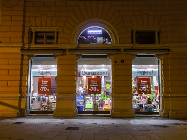 意大利的里雅斯特 2019年8月5日 这座历史名城美丽的风景如画的街道 夜光商店橱窗 — 图库照片