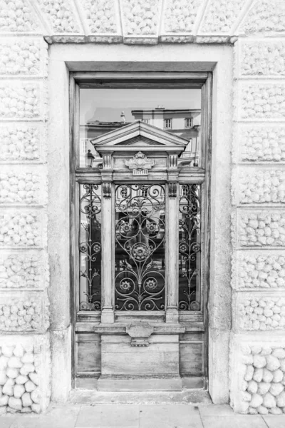 Trieste, İtalya, 5 Ağustos 2019. eski şehirde tipik bir binanın cephe bir parçası. Güzel ön kapı