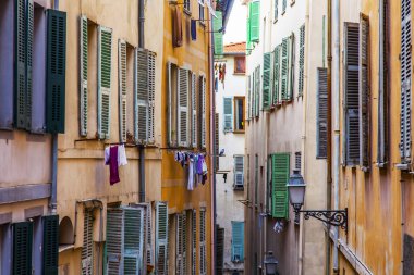 Güzel, Fransa, 8 Ekim 2019. Eski kasabadaki caddenin mimari topluluğunun bir parçası..