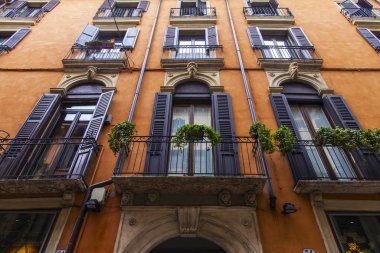 Verona, Italya, 24 Nisan 2019. Eski şehirde binanın bir cephe tipik mimari detayları. 