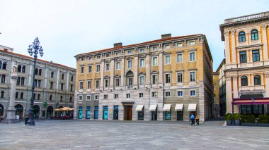 Trieste, İtalya, 5 Ağustos 2019. Kentin ana meydanı İtalya 'nın Birlik Meydanı' dır (Piazza dell 'Unita d' Italia). Bir mimari topluluğun parçası.