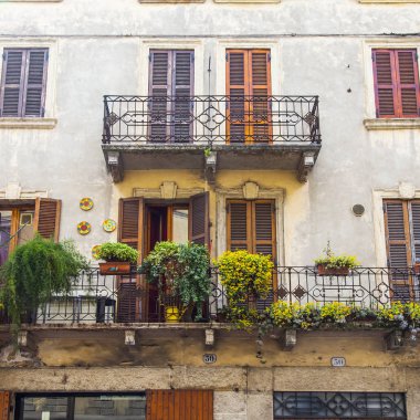 Verona, Italya, 24 Nisan 2019. Eski şehirde binanın bir cephe tipik mimari detayları. 