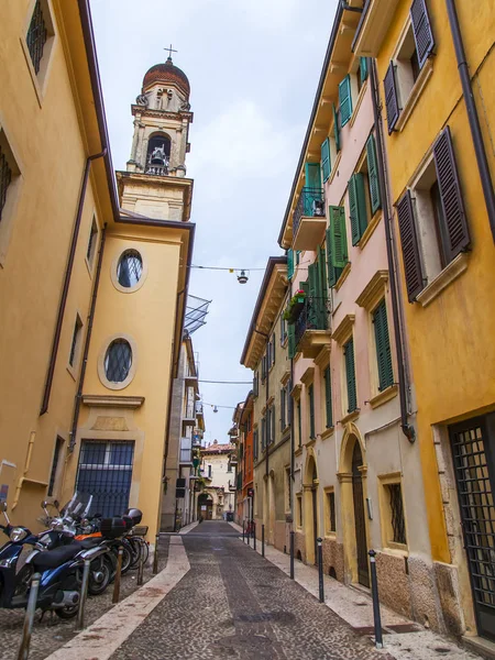 2019年4月24日 意大利维罗纳 小镇上狭窄的风景如画的街道 典型城市天际线 — 图库照片