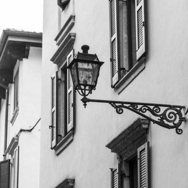 Verona, İtalya, 24 Nisan 2019 tarihinde. Eski şehirde binanın bir cephe tipik mimari detayları. Güzel lamba binayı dekore eder