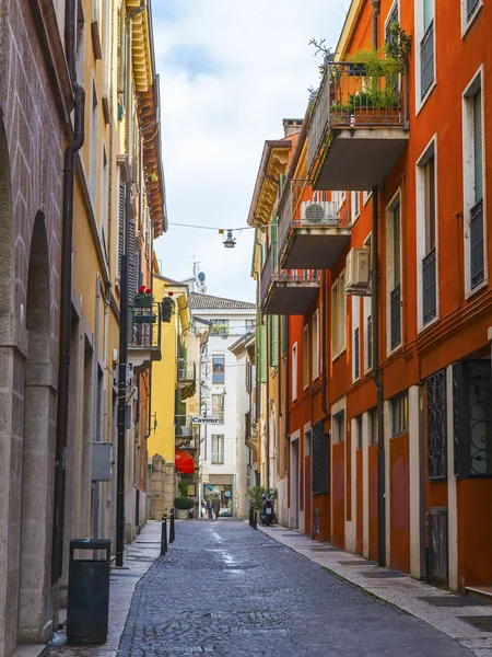 Verona, İtalya, 24 Nisan 2019. Eski kasabadaki dar resimli cadde. Tipik şehir silüeti