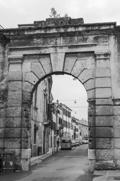 Βερόνα Ιταλία Απριλίου 2019 Στενό Γραφικό Δρόμο Παλιά Πέτρινη Αψίδα — Φωτογραφία Αρχείου