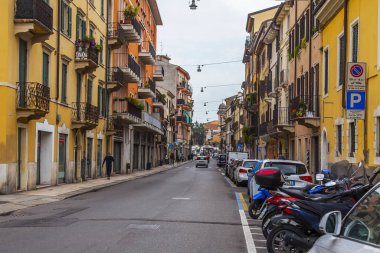 Verona, İtalya, 24 Nisan 2019. Eski kasabadaki dar resimli cadde. Tipik şehir silüeti