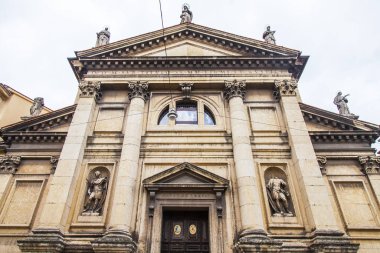 Verona, İtalya, 7 Ağustos 2019. Eski şehirdeki bir kilisenin tipik bir mimari parçası.